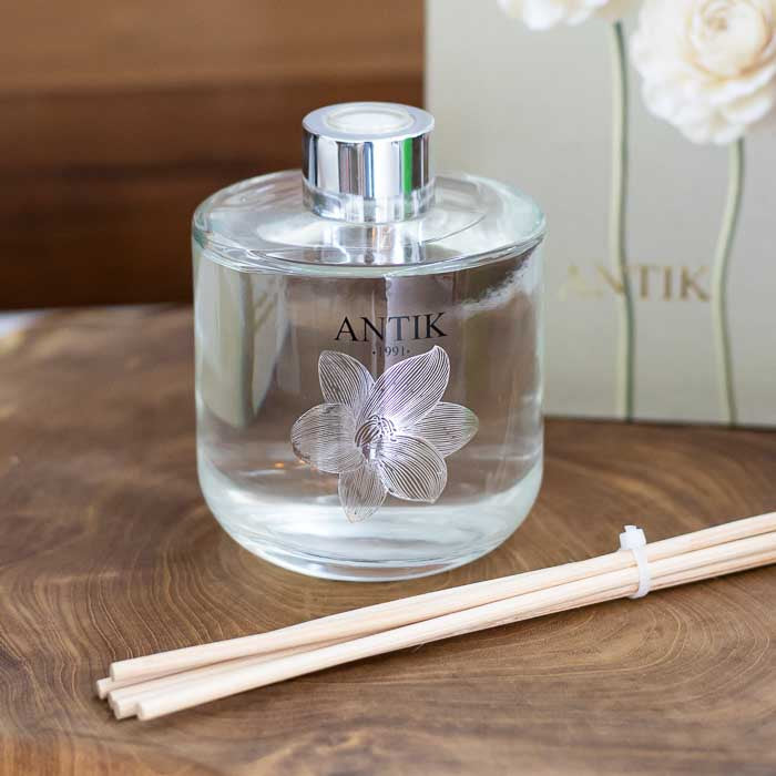 Fragrância refrescante de manga verde em embalagem de vidro premium da linha Antik. 