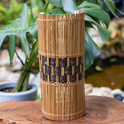 Detalhe da arandela artesanal com casca de vegetal, exibindo uma elegância natural que complementa qualquer ambiente artesanato brasileiro