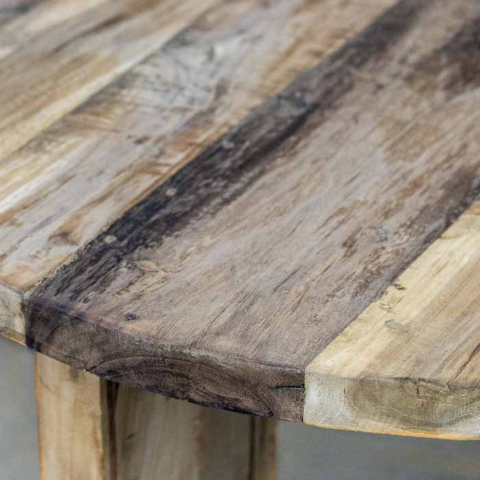 Mesa de sala em Teca reaproveitada com textura natural em tom mel e pés geométricos maciços.