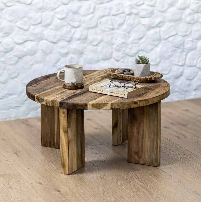 Mesa de centro artesanal circular em madeira Teca reaproveitada de Bali em sala de estar.
