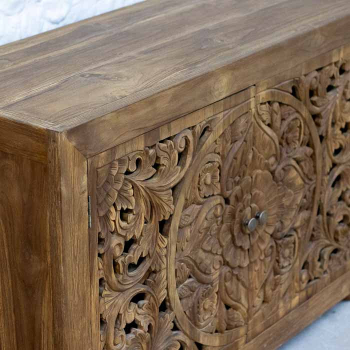 Móvel balcão buffet de madeira de reuso maciça com ricos relevos vazados de folhas e flores tropicais.