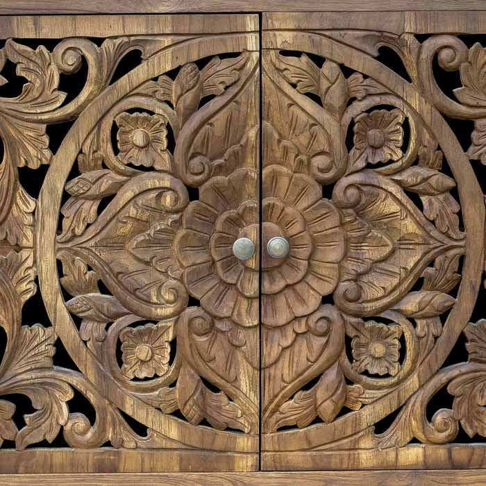 Aparador de 120cm em madeira maciça com portas entalhadas em relevo floral de Bali para sala de estar.