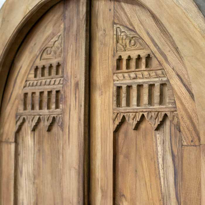 Porta dupla rústica importada de Bali em madeira maciça com portal semicircular e relevos tribais tradicionais.