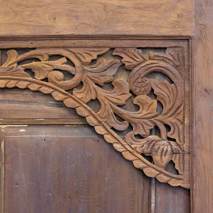 Portal de entrada de 250cm de altura em madeira maciça com moldura retangular e arco recortado trabalhado à mão.