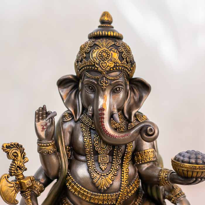Escultura mística de Ganesh para decoração de escritório zen.