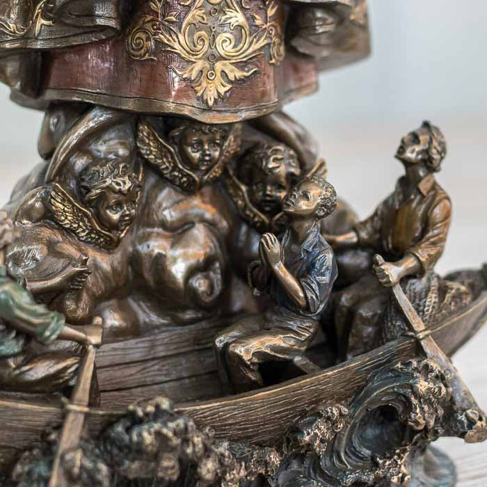 Imagem de santa padroeira dos viajantes para decoração de sala.
