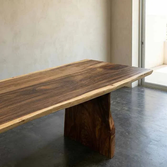 Mesa live edge de 255cm em ambiente clean destacando a tonalidade quente da madeira de Bali.