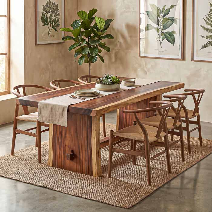 Mesa de jantar imponente em madeira suar maciça com bordas orgânicas e veios naturais aparentes.
