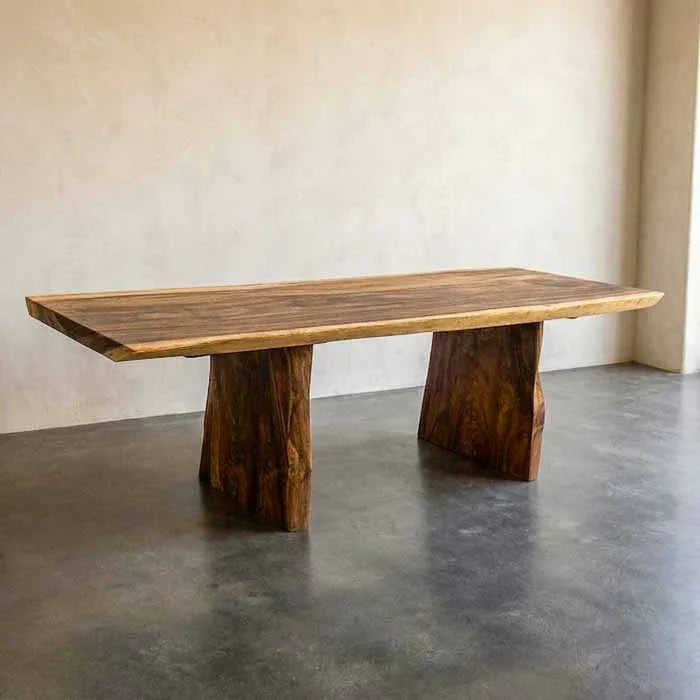 Mesa de jantar imponente em madeira suar maciça com bordas orgânicas e veios naturais aparentes.