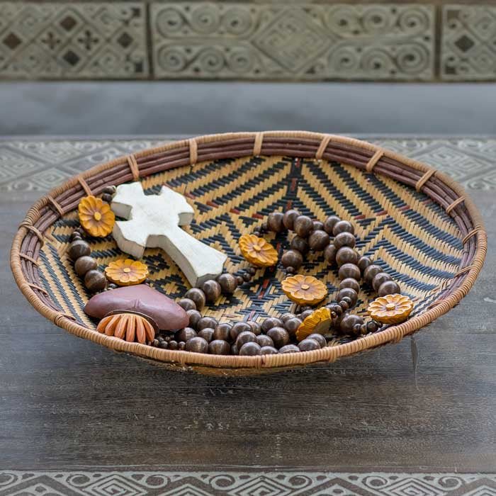 Cestaria tradicional brasileira com fibras naturais e acabamento artesanal.