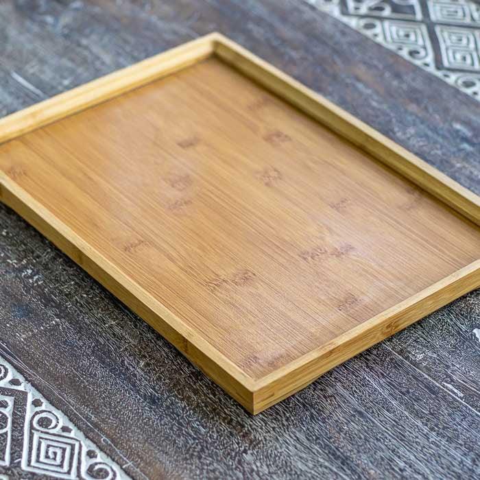 Bandeja decorativa em bambu com design funcional e visual orgânico.