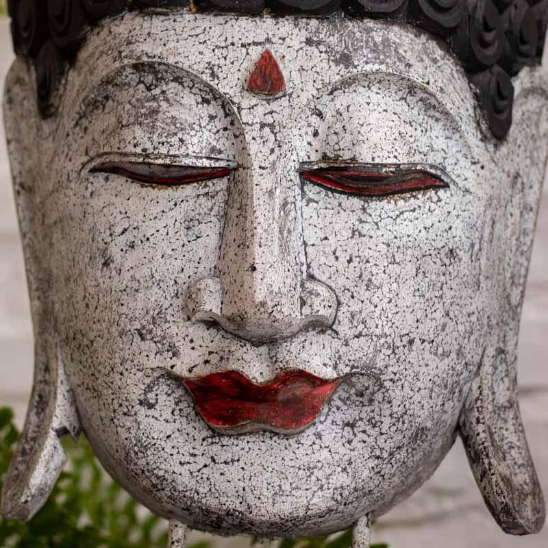 Escultura de Buddha Antik com 70cm de altura sobre haste metálica, ideal para decoração de salas e espaços de Yoga.