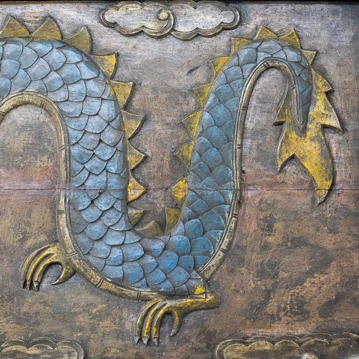 Quadro de parede exclusivo importado da Indonésia, celebrando a mitologia asiática com acabamento envelhecido e luxuoso.