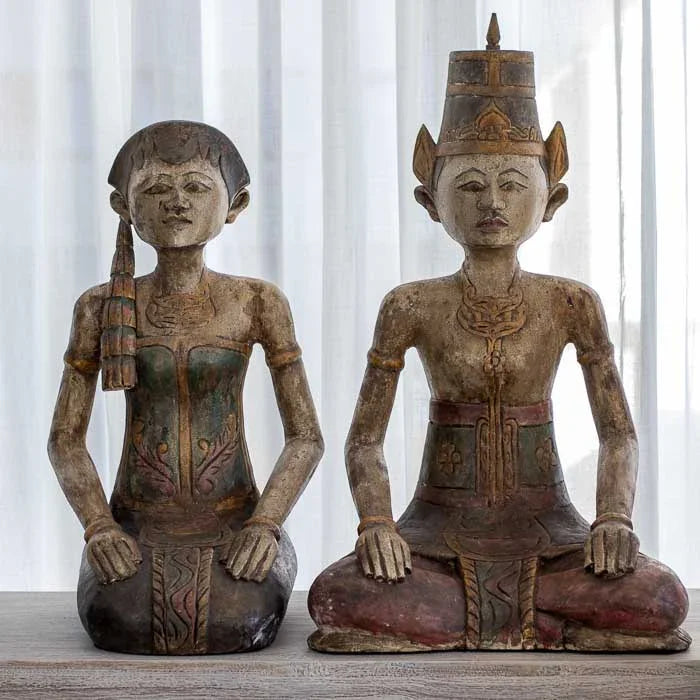 Esculturas artesanais do casal Loro Blonyo esculpidas em madeira com pátina antiga, símbolo javanês de união, harmonia e prosperidade espiritual. 