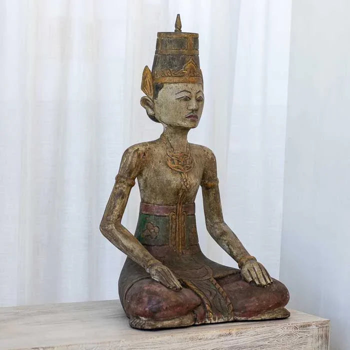 Casal javanês Loro Blonyo talhado em madeira com pintura rústica e acabamentos detalhados, arte tradicional de Bali com valor cultural e simbólico. 