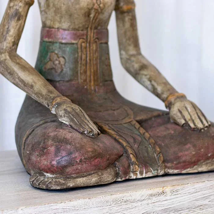 Escultura antiga feita à mão representando casal sagrado da cultura javanesa, com pátina envelhecida e expressões serenas em madeira natural. 