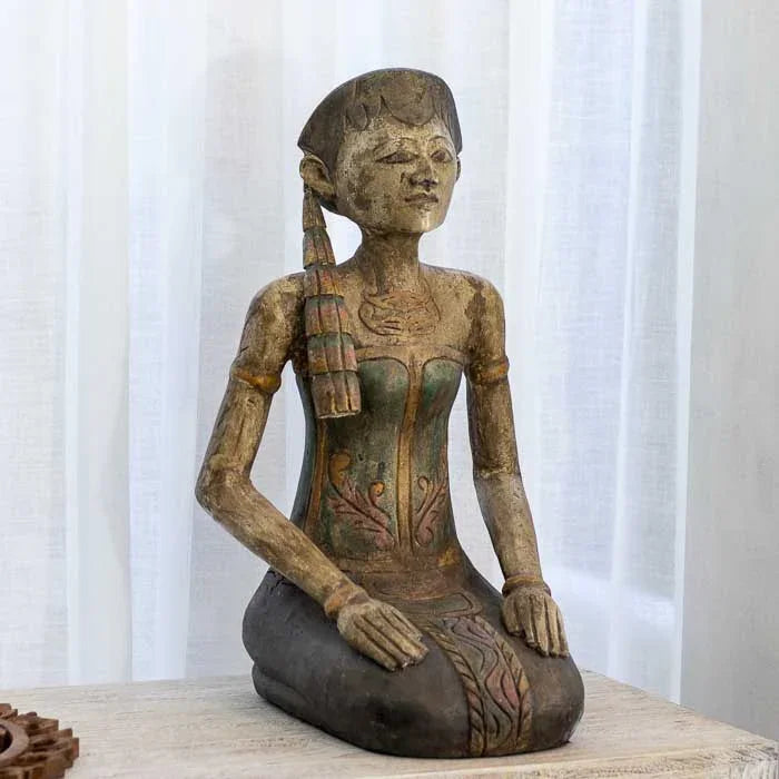 Par de esculturas artesanais em madeira entalhada de Bali, representando Loro Blonyo — união espiritual e equilíbrio entre energia masculina e feminina. 