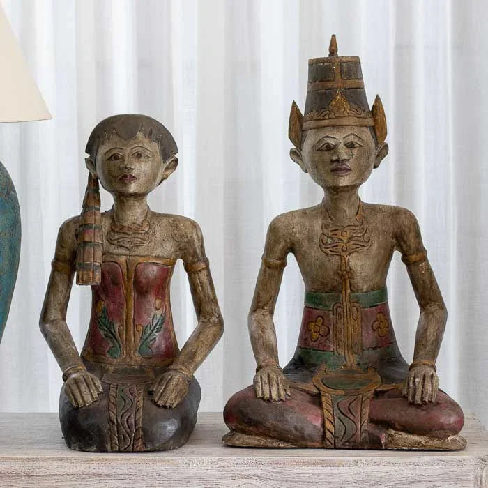 Esculturas artesanais do casal Loro Blonyo esculpidas em madeira com pátina antiga, símbolo javanês de união, harmonia e prosperidade espiritual. 