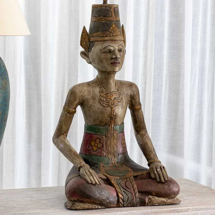 Detalhe das esculturas Loro Blonyo em madeira artesanal com pátina antik, símbolo espiritual de prosperidade e conexão afetiva. 