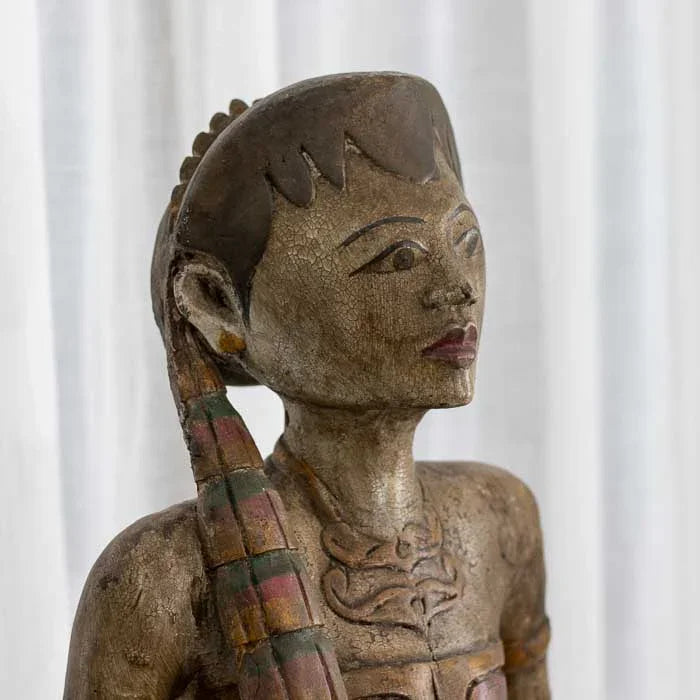 Escultura antiga feita à mão representando casal sagrado da cultura javanesa, com pátina envelhecida e expressões serenas em madeira natural. 