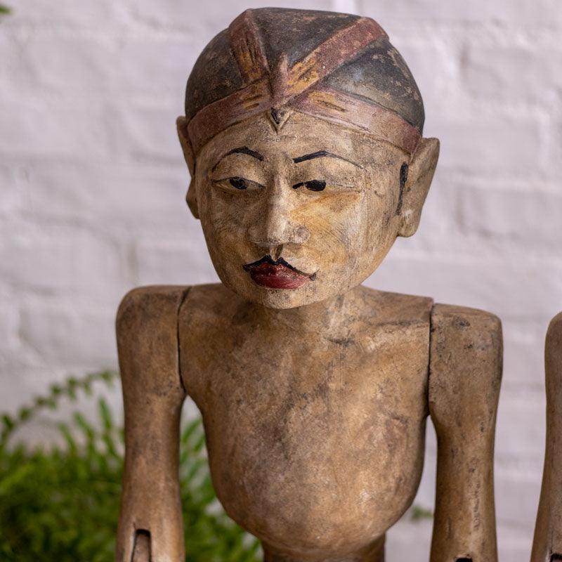 Detalhe da face da escultura feminina Loro Blonyo com penteado tradicional e acabamento envelhecido, importada artesanalmente de Bali.
