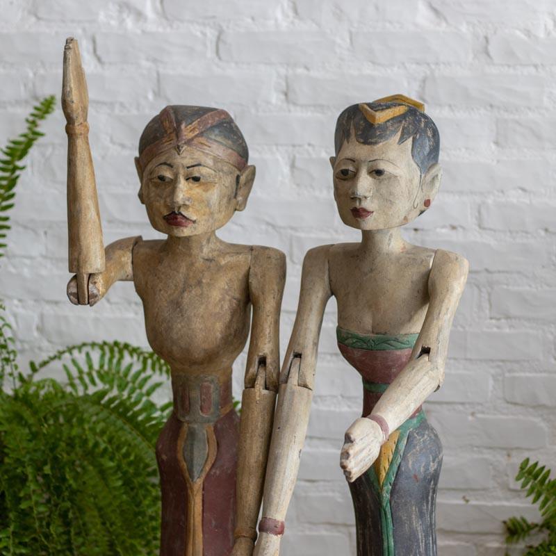 Esculturas de divindades da prosperidade em pé, um casal inseparável da cultura da Indonésia para decoração de interiores mística.