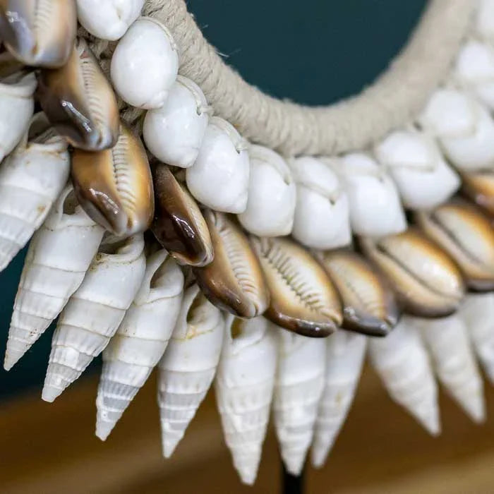 Peça artesanal feita em Bali com materiais naturais e significado cultural. 
