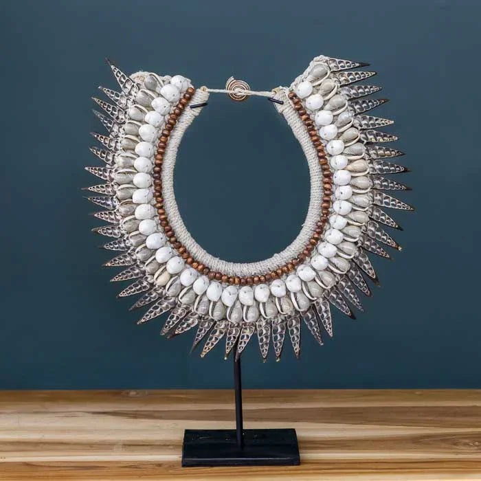 Colar Papua feito à mão em Bali com conchas naturais e base decorativa.