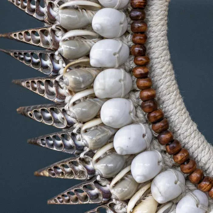 Arte balinesa inspirada nos povos da Oceania, feita com conchas naturais. 