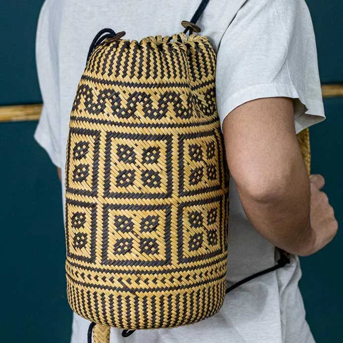 Bolsa artesanal feita em Bali com fibra natural de bambu e acabamento manual.