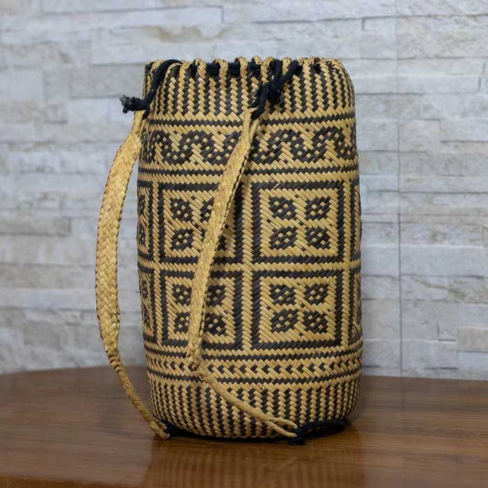 Bolsa de bambu com design leve, natural e sustentável, feita à mão.