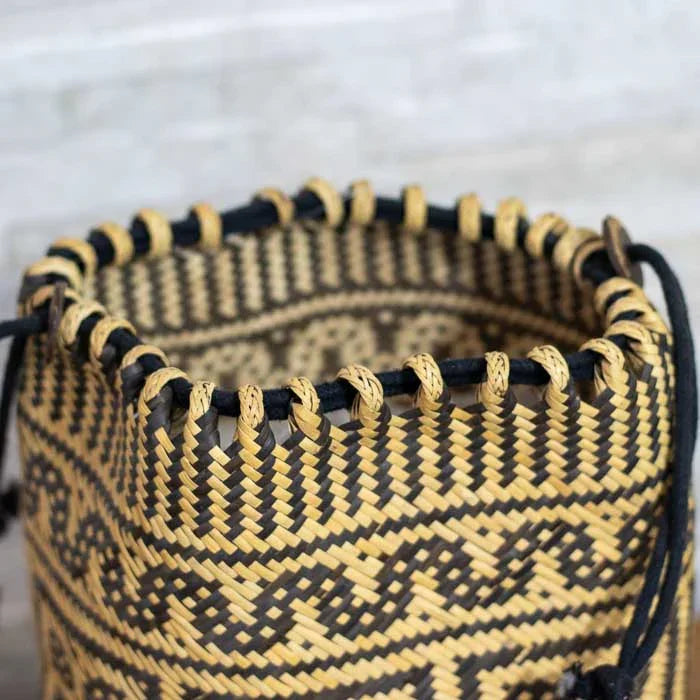 Peça artesanal balinesa com traços orgânicos e textura de fibra natural.