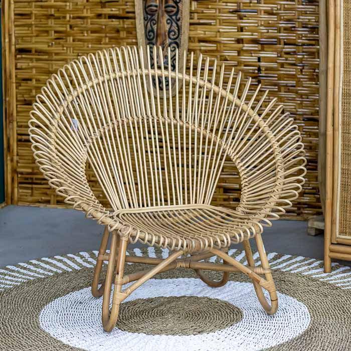 Cadeira em rattan trançado à mão com encosto amplo e traços orgânicos, perfeita para ambientes com decoração tropical 