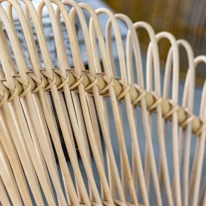 Assento artesanal balinês com acabamento em rattan e formato envolvente que une conforto e autenticidade 