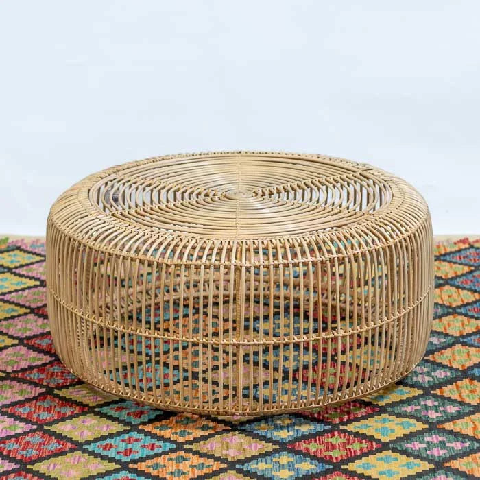 Decoração de sala com mesa de centro redonda em trançado de rattan claro. 