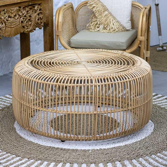 Decoração de sala com mesa de centro redonda em trançado de rattan claro. 