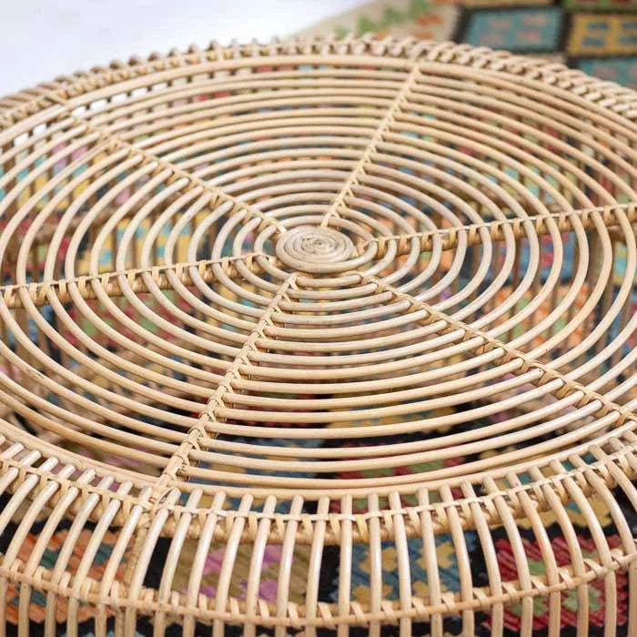 Mesa de centro de alto valor agregado, importada de Bali, com acabamento único. 