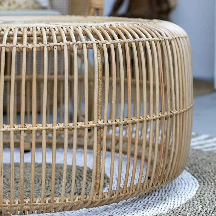 Arte em móvel, mesa de centro feita à mão na Indonésia, com design orgânico. 