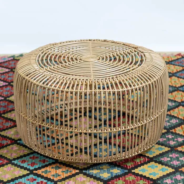 Mesa de centro artesanal em rattan, redonda, ideal para decoração boho. 