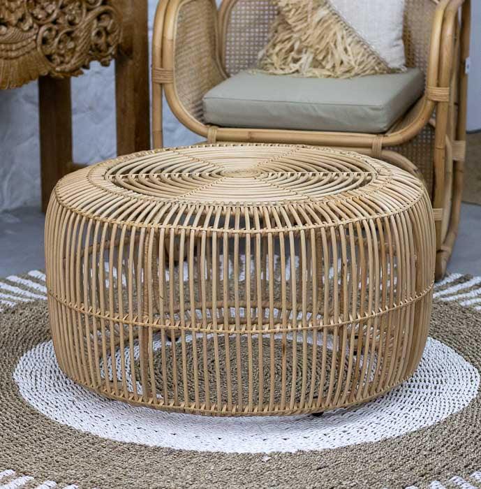 Mesa de centro artesanal em rattan, redonda, ideal para decoração boho. 