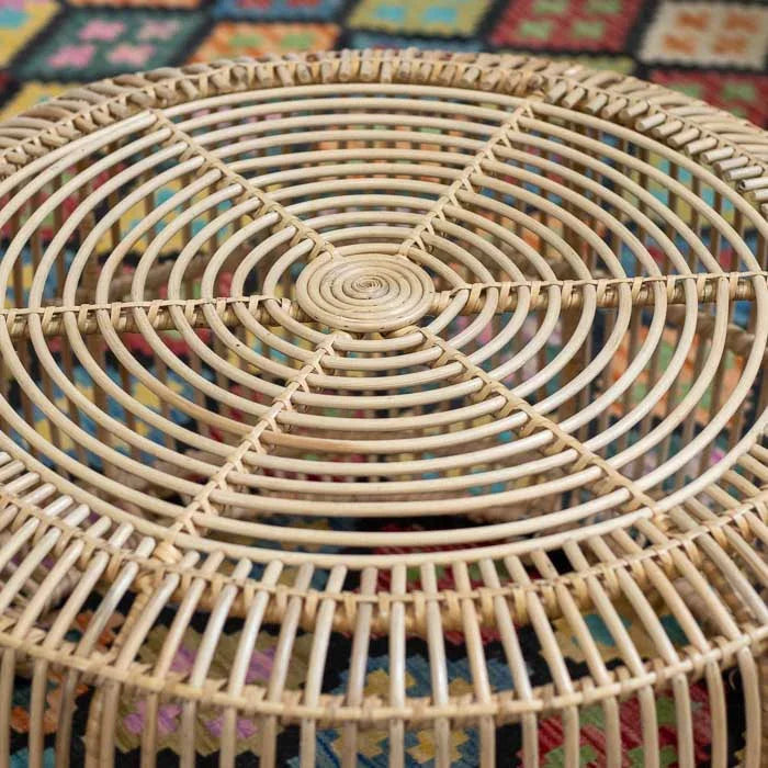 Mesinha de centro de rattan balinesa, estilo zen, vista de cima. 