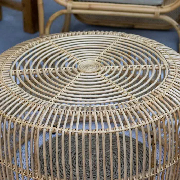 Mesinha de centro de rattan balinesa, estilo zen, vista de cima. 