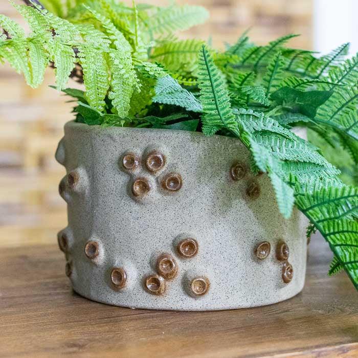 Cachepot artesanal em cerâmica com textura craquelada, feito no Brasil.