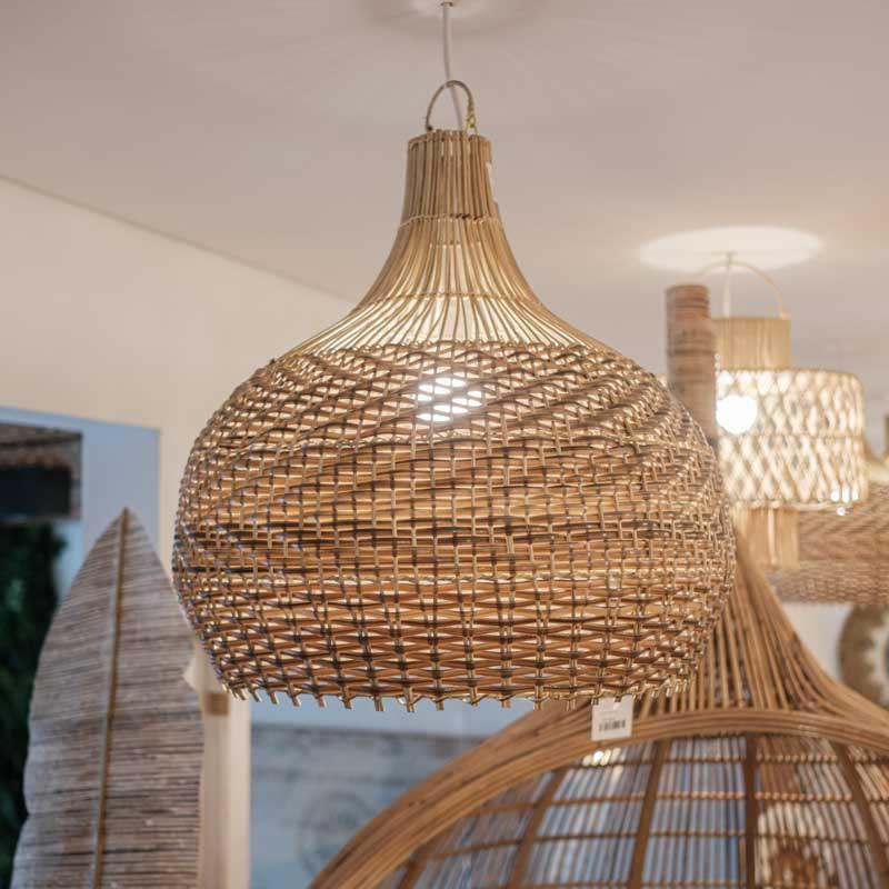 luminaria-rattan-preta-natural-home-decor-decoracao-casa-boho-decorativa-pendete-artesanal-artesanato-bali-indonesia-artesintonia-boho-rustico-lustre-ambiente-externo