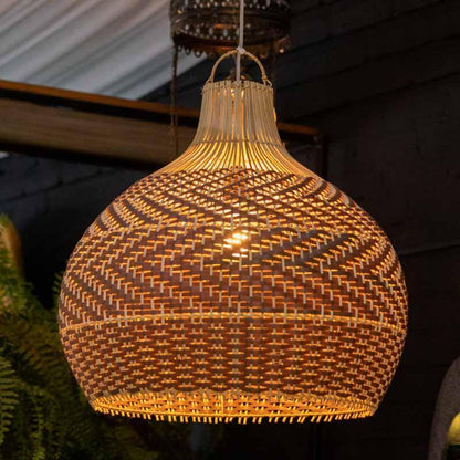 luminaria-rattan-preta-natural-home-decor-decoracao-casa-boho-decorativa-pendete-artesanal-artesanato-bali-indonesia-artesintonia-boho-rustico-lustre-ambiente-externo