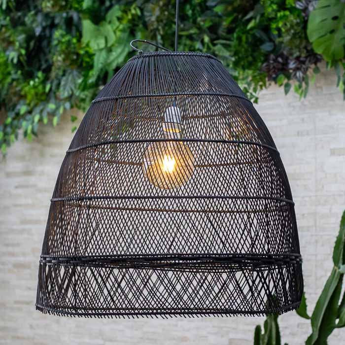 Luminária All Black artesanal em rattan preto feita em Bali. 