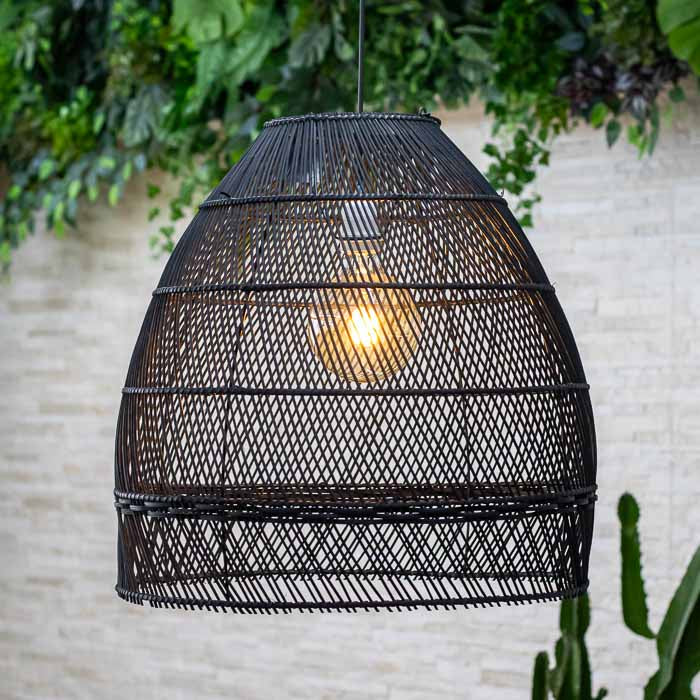 Luminária de teto All Black feita à mão em rattan em Bali. 