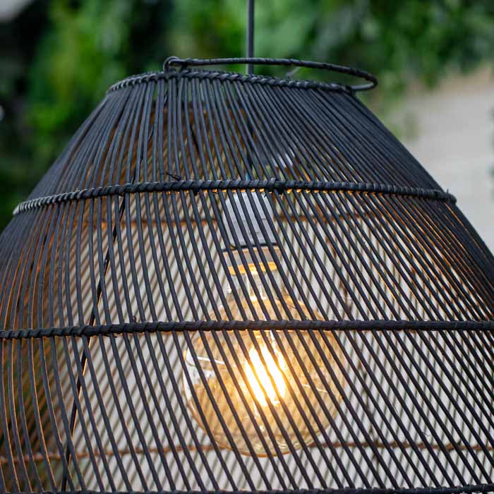 Luminária All Black grande em rattan artesanal para ambientes amplos. 
