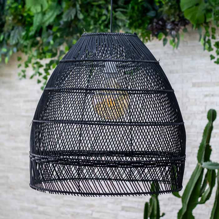 Luminária preta All Black em fibras de rattan estilo contemporâneo. 