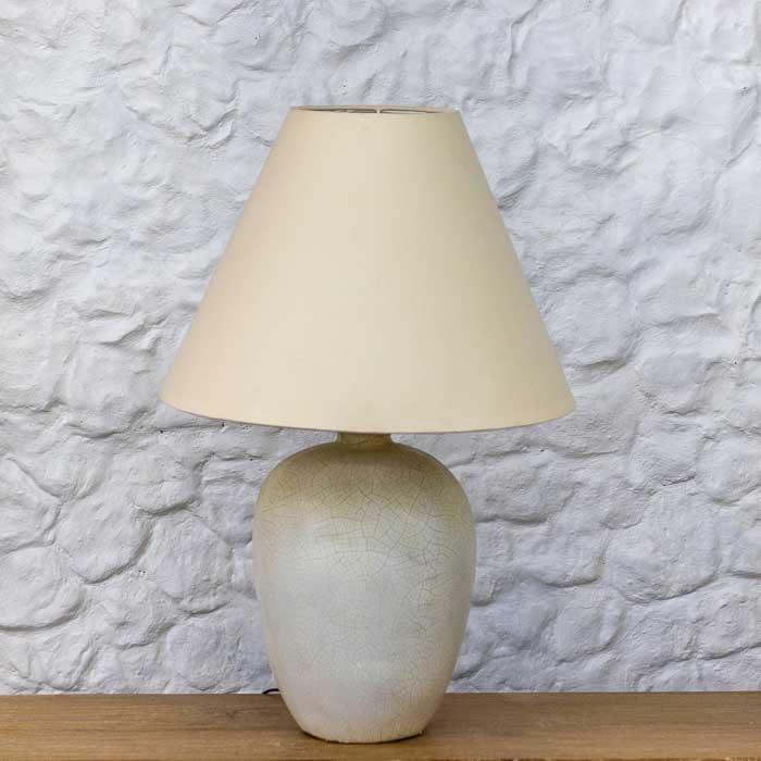 Base craquelada em terracota da Indonésia, detalhe da peça única de arte. 